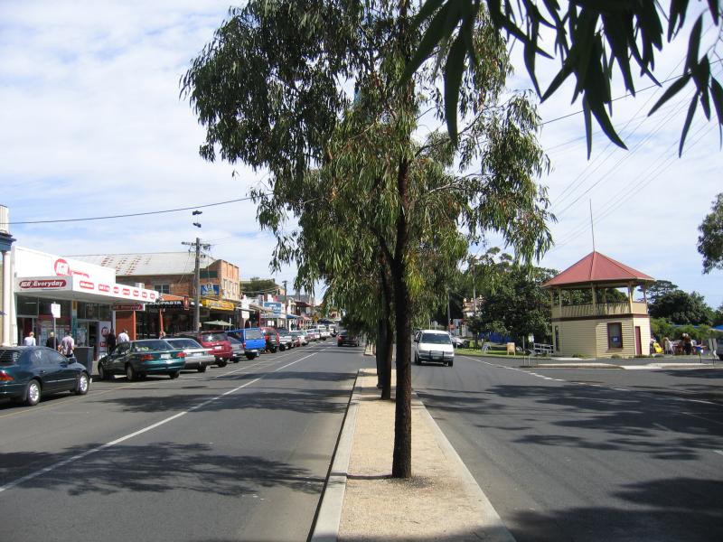 Portarlington - Shops and commercial centre, Newcombe Street: View west along Newcombe St towards Pier St