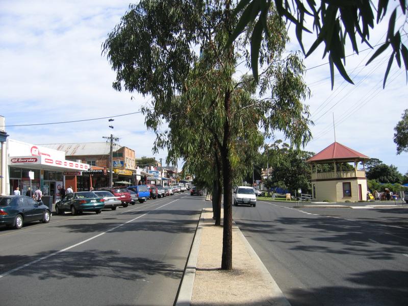Portarlington - Shops and commercial centre, Newcombe Street - View west along Newcombe St towards Pier St
