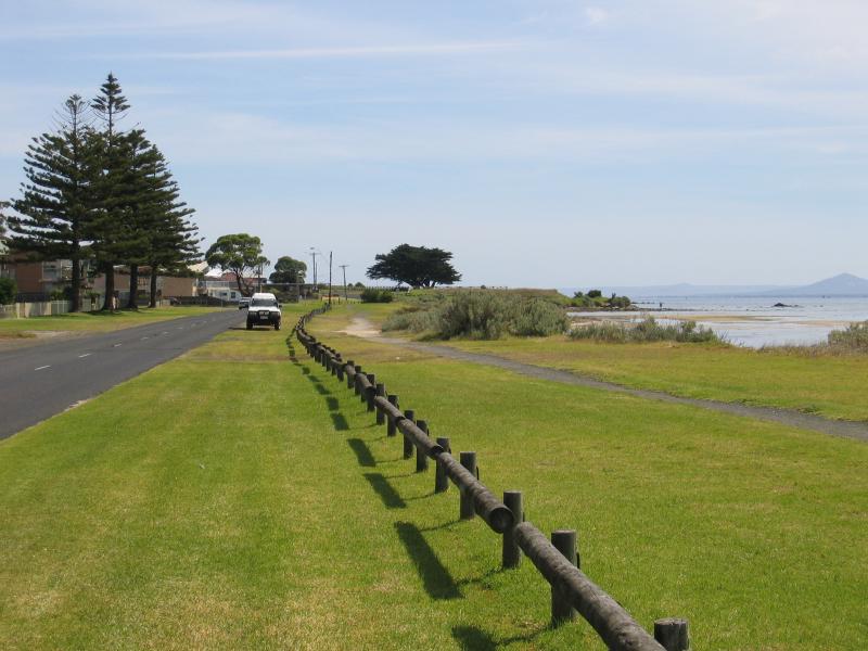Portarlington - The Esplanade coastal road: View west along The Esplanade towards Mercer St