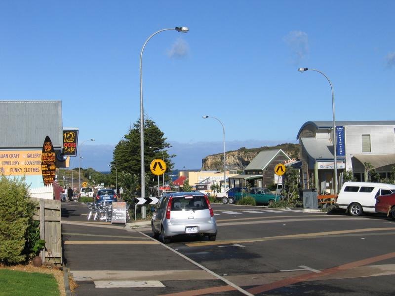Port Campbell - Commercial centre and shops, Lord Street: View south-west along Lord St between Cairns St and Morris St