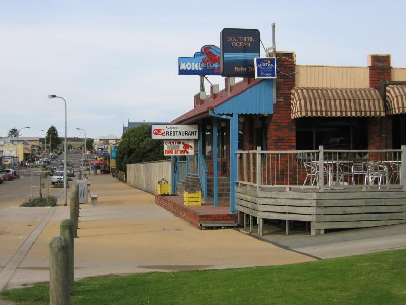 Port Campbell - Commercial centre and shops, Lord Street: View north-east along Lord St towards Cairns St