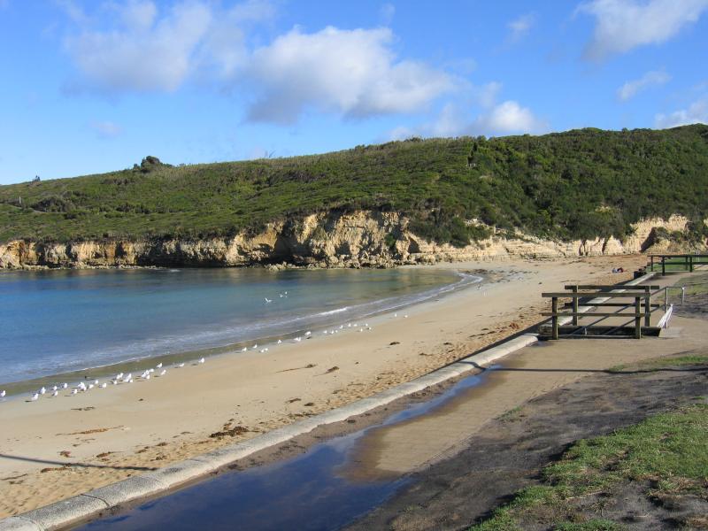 Port Campbell - Port Campbell Bay, jetty and beach: View north-west along Bay foreshore and beach