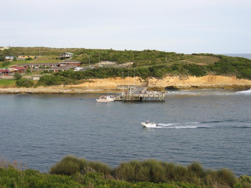 Port Campbell - Discovery Walk and views over Port Campbell Bay: View south across Port Campbell bay towards jetty