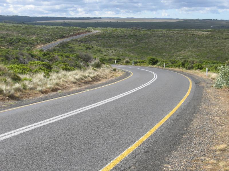 Port Campbell - Great Ocean Road between Port Campbell and Loch Ard Gorge: View along Great Ocean Rd