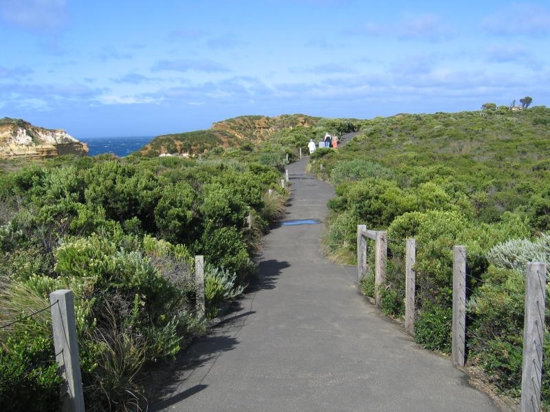 Port Campbell - Loch Ard Gorge, Muttonbird Island, Blow Hole, Thunder Cave: Walking path along cliffs above Loch Ard Gorge