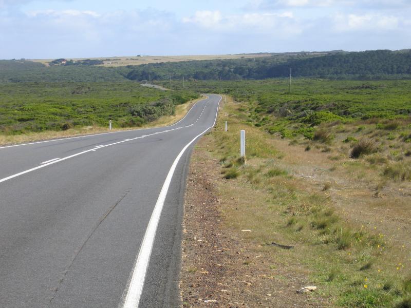 Port Campbell - Great Ocean Road between Loch Ard Gorge and 12 Apostles: View east along Great Ocean Rd