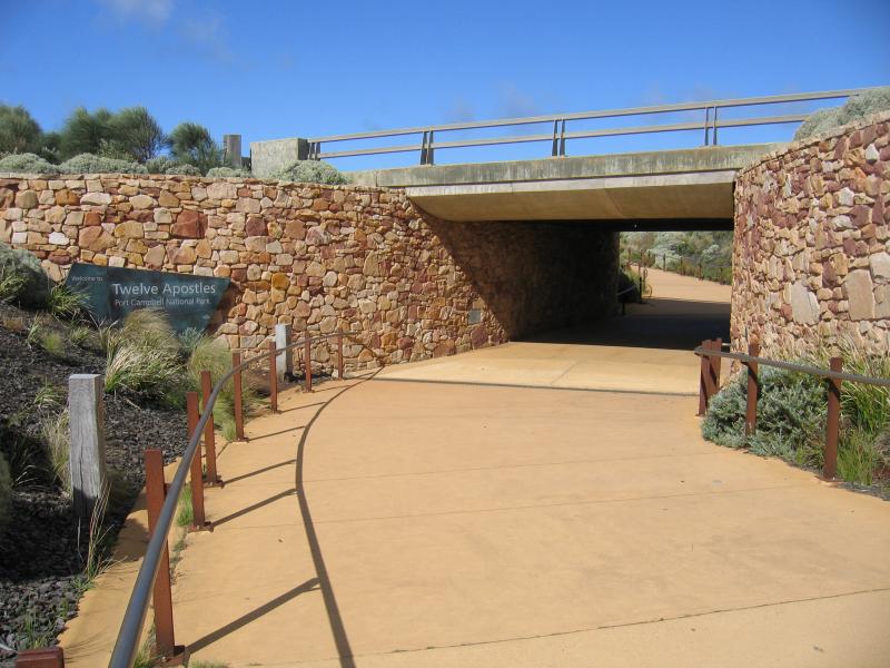 Port Campbell - 12 Apostles: Pathway under Great Ocean Road between Visitor Centre and 12 Apostles