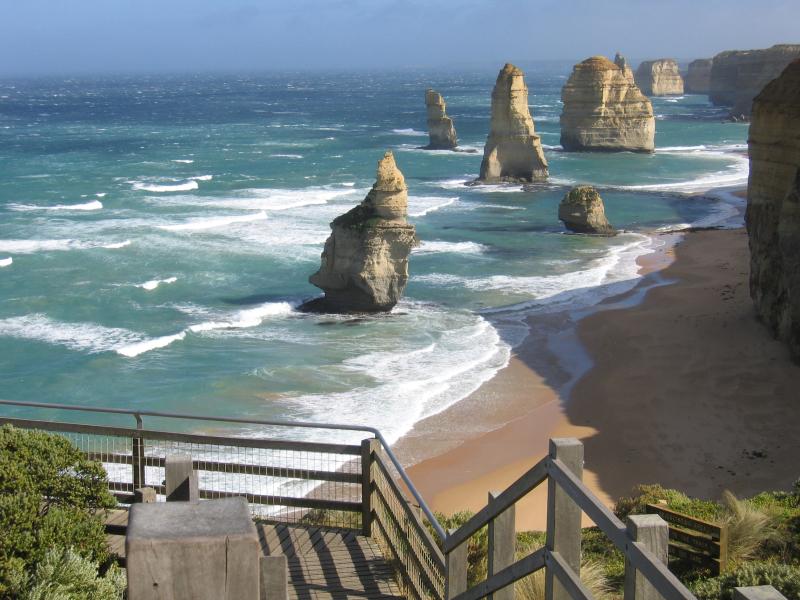Port Campbell - 12 Apostles: View west along coast towards 12 Apostles from main viewing area