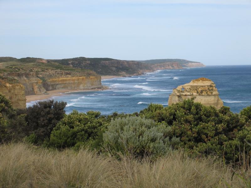 Port Campbell - 12 Apostles: View east along coast near lookout