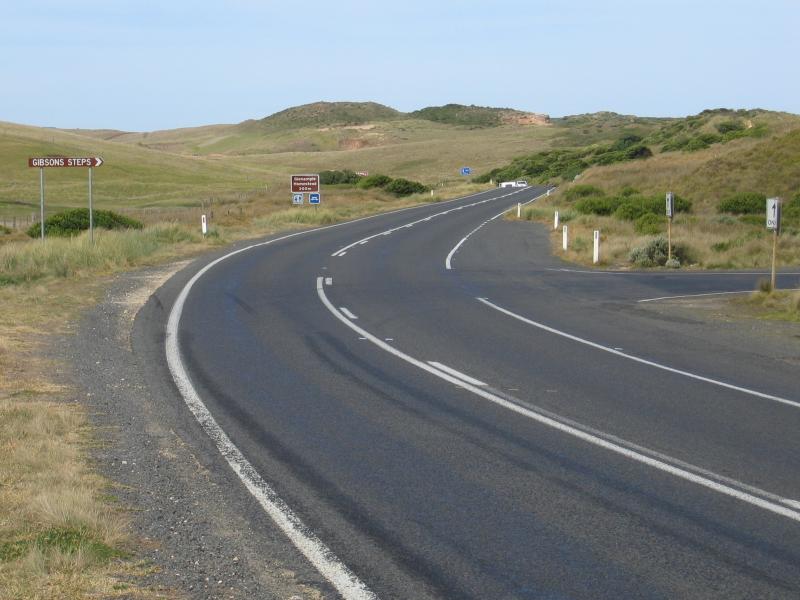 Port Campbell - Gibsons Steps: View east along Great Ocean Rd at entrance to Gibsons Steps