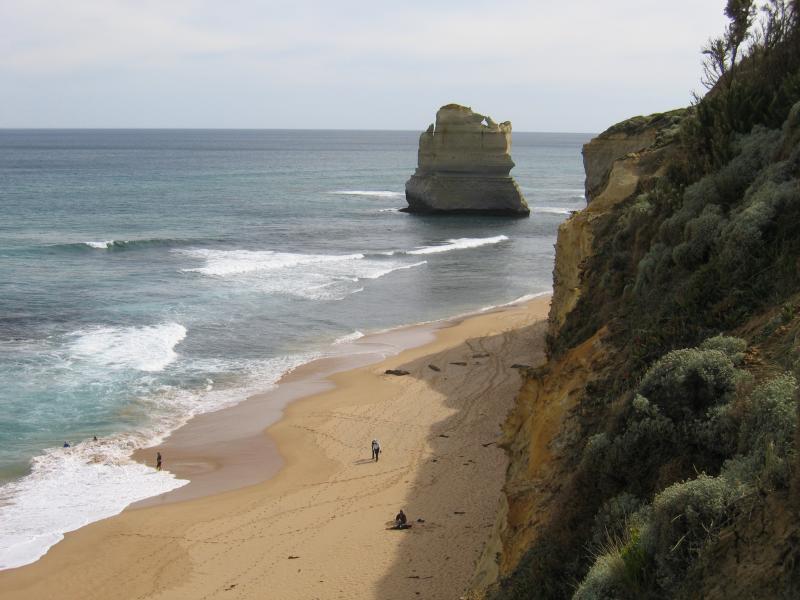 Port Campbell - Gibsons Steps: View west along coast towards Apostles