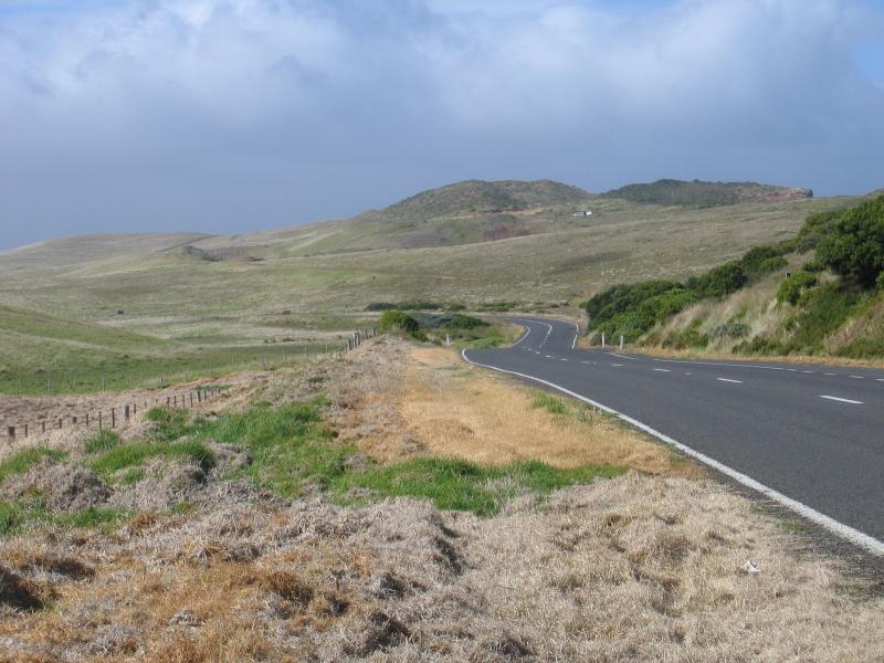 Port Campbell - Great Ocean Road at Glenample Historical Homestead: View east along Great Ocean Rd at entrance to Glenample Homestead