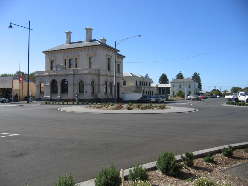 Port Fairy - Shops and commercial centre, Bank Street and Sackville Street: View east along Cox St at Sackville St