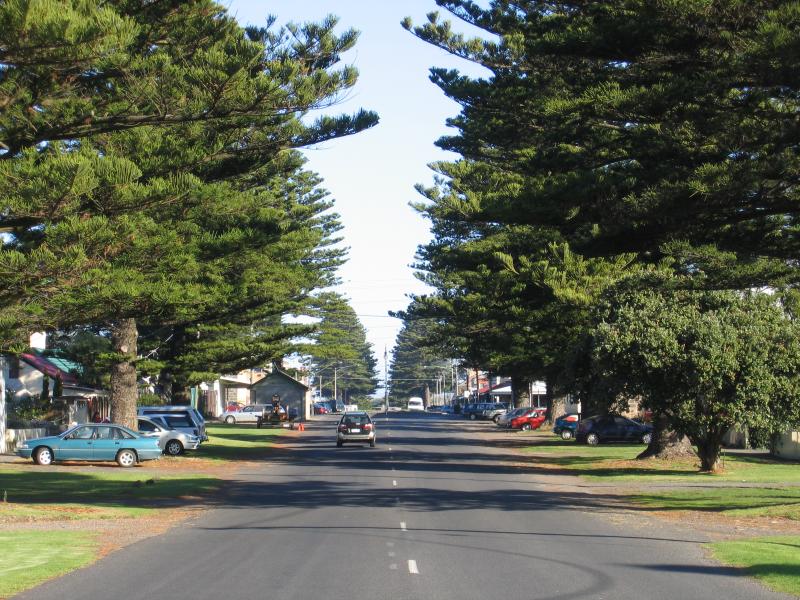 Port Fairy - Shops and commercial centre, Bank Street and Sackville Street: View south along Sackville St between Regent St and Bank St