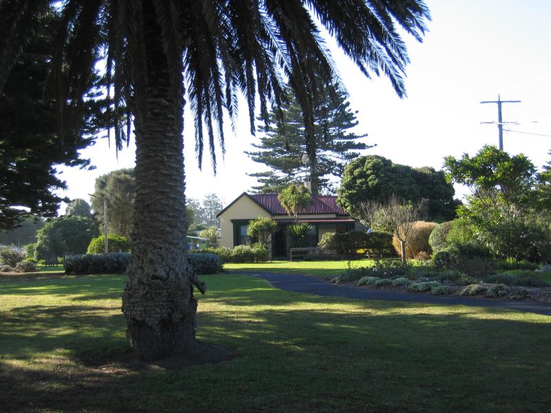 Port Fairy - Botanic Gardens, Griffiths Street: Path through gardens towards caravan park