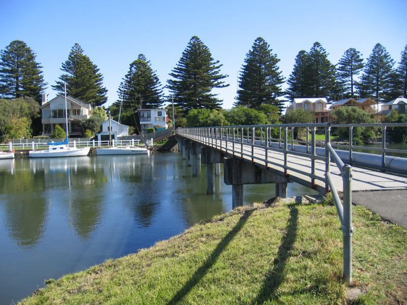 Port Fairy - Moyne River: View west along footbridge over Moyne River
