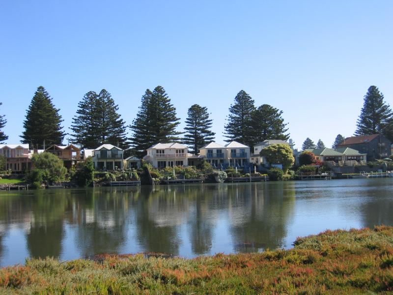 Port Fairy - Moyne River: View west across Moyne River from Griffiths St just south of footbridge