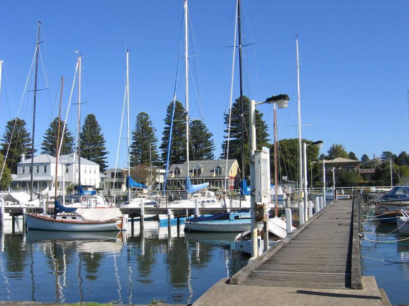 Port Fairy - Moyne River: View west across Moyne River from near Rogers Pl
