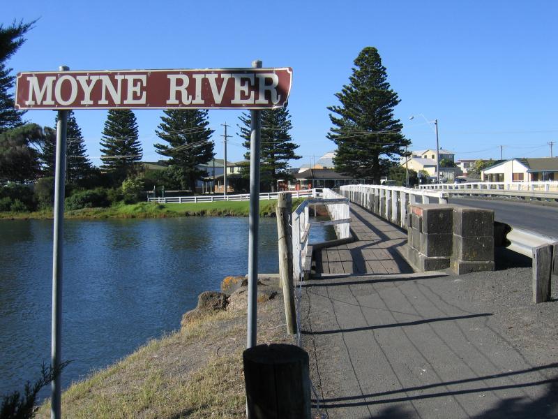Port Fairy - Moyne River: View north-east along Gipps St towards bridge over Moyne River