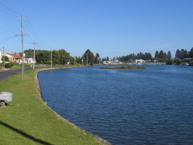 Port Fairy - Moyne River: View south along Moyne River at Gipps St