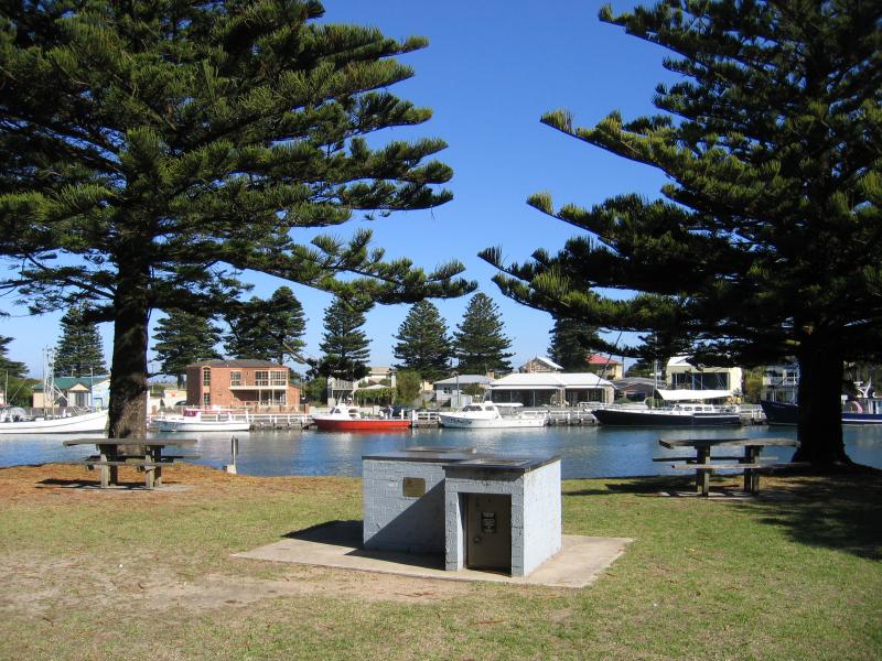 Port Fairy - Battery Hill Reserve, southern end of Griffiths Street: View west across Moyne River