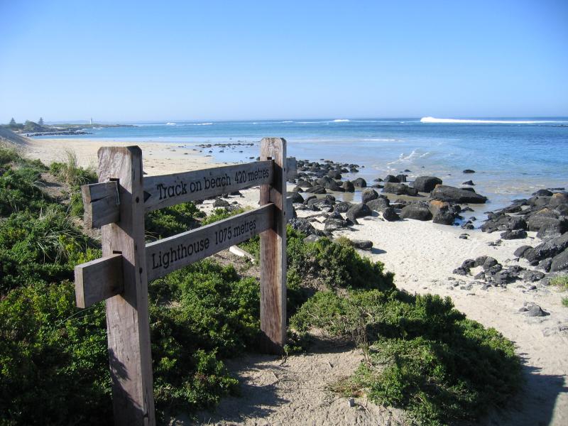 Port Fairy - Griffiths Island: Path along beach towards lighthouse