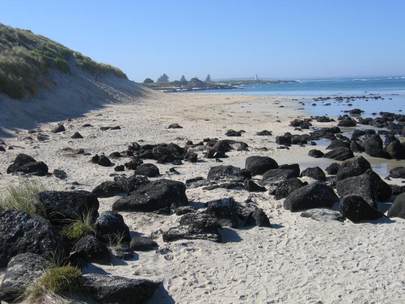 Port Fairy - Griffiths Island: Path along beach towards lighthouse