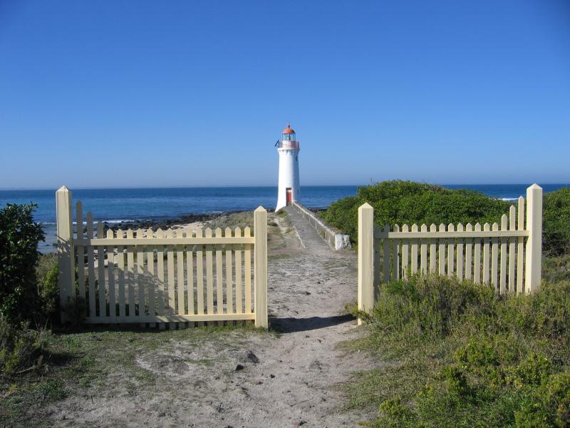 Port Fairy - Griffiths Island: Entrance gate at path to lighthouse