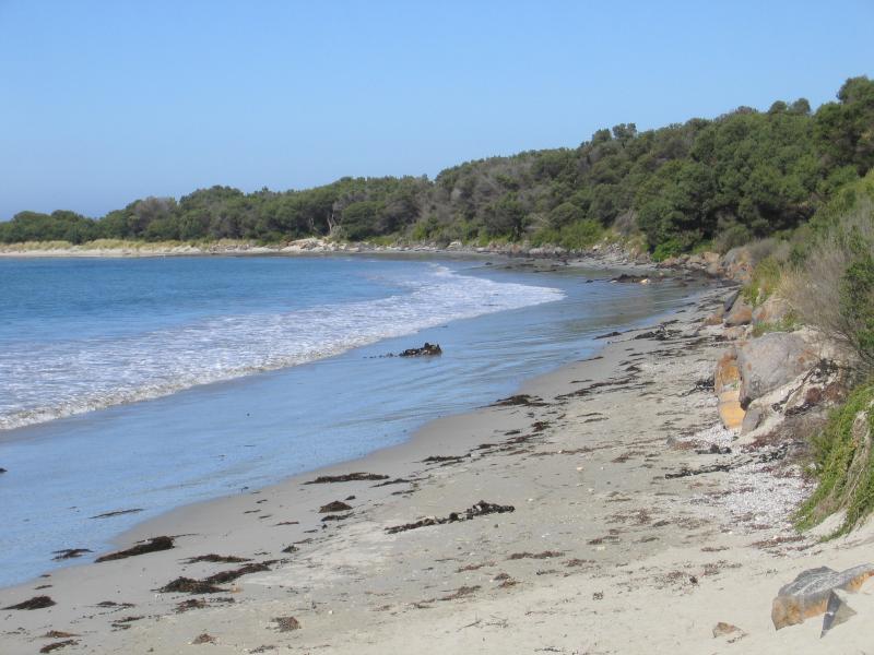 Port Fairy - Coast along Port Fairy Bay: South along beach at Rogers Pl