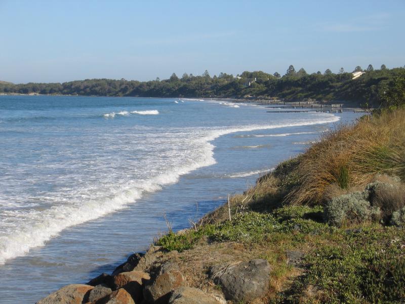 Port Fairy - Coast along Port Fairy Bay: View south along coast from Beach St at Hughes Av