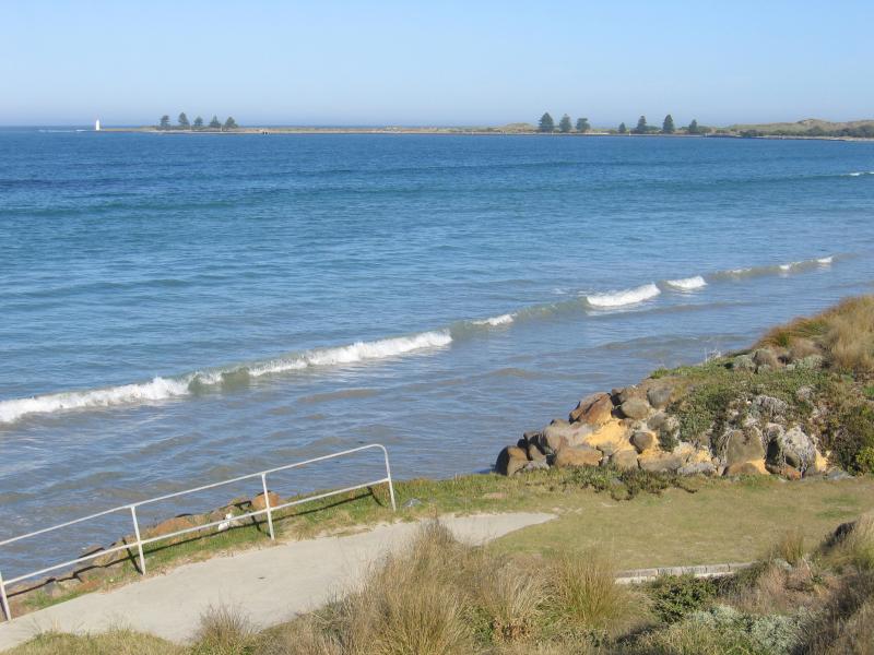 Port Fairy - Coast along Port Fairy Bay: View south-east across Port Fairy Bay from Beach St at Hughes Av