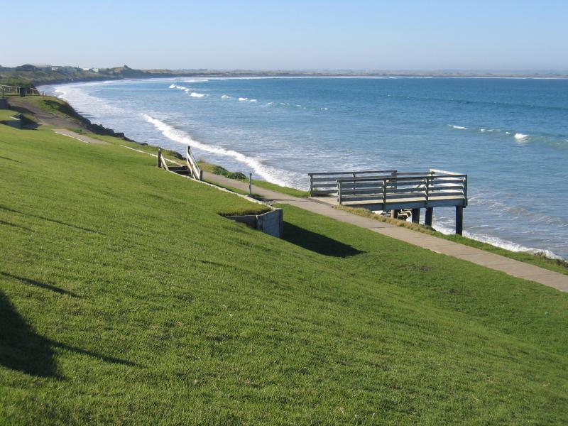 Port Fairy - Coast along Port Fairy Bay: View north along coast from Beach St at Hughes Av
