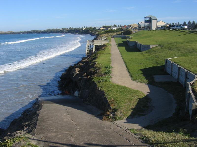 Port Fairy - Coast along Port Fairy Bay: View south along coast, Beach St between Bourne Av and Hughes Av