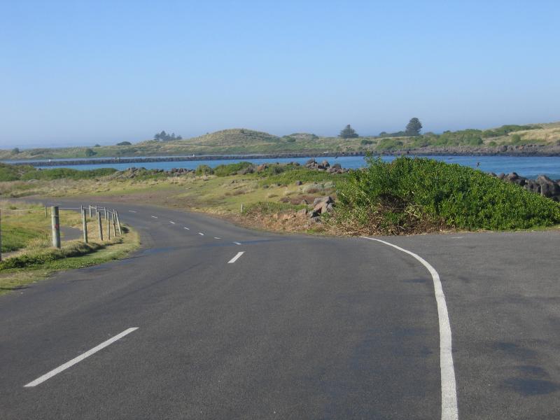 Port Fairy - Coast around Ocean Drive: View east along Ocean Dr at lookout near Griffith Island
