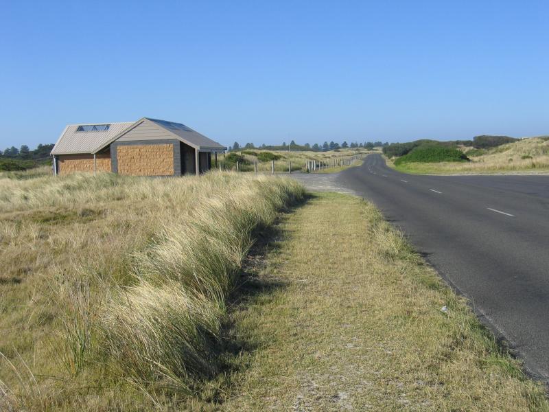 Port Fairy - Coast around Ocean Drive: View east along Ocean Dr between Mills Cr and James St