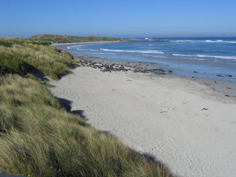 Port Fairy - Coast around Ocean Drive: View east along coast, Ocean Dr between Mills Cr and James St
