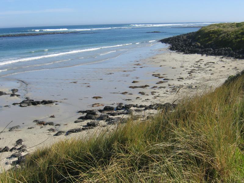 Port Fairy - Coast around Ocean Drive: View west along coast, Ocean Dr between Mills Cr and James St