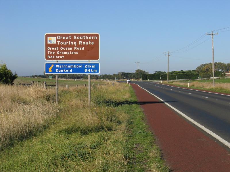 Port Fairy - Princes Highway: View east along Princes Hwy, east of Rosebrook