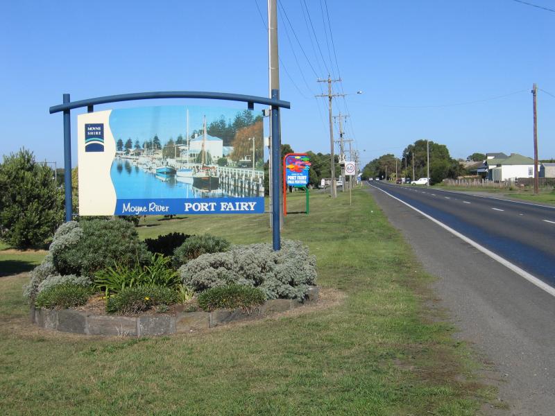 Port Fairy - Princes Highway: Port Fairy town sign, view south along Princes Hwy towards Goldies La
