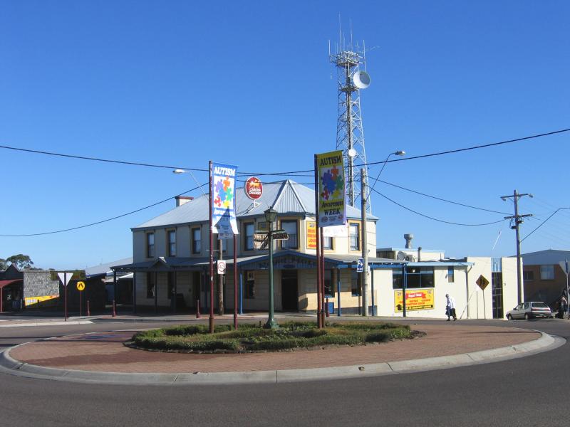 Portland - Shops around Percy Street: Royal Hotel, corner Percy St and Tyers St