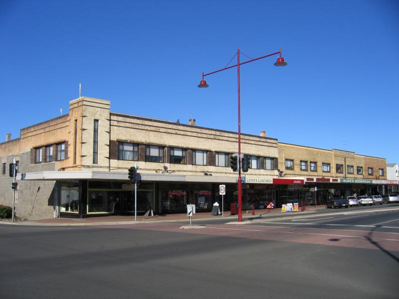 Portland - Shops around Percy Street: View south along Percy St at Henty St
