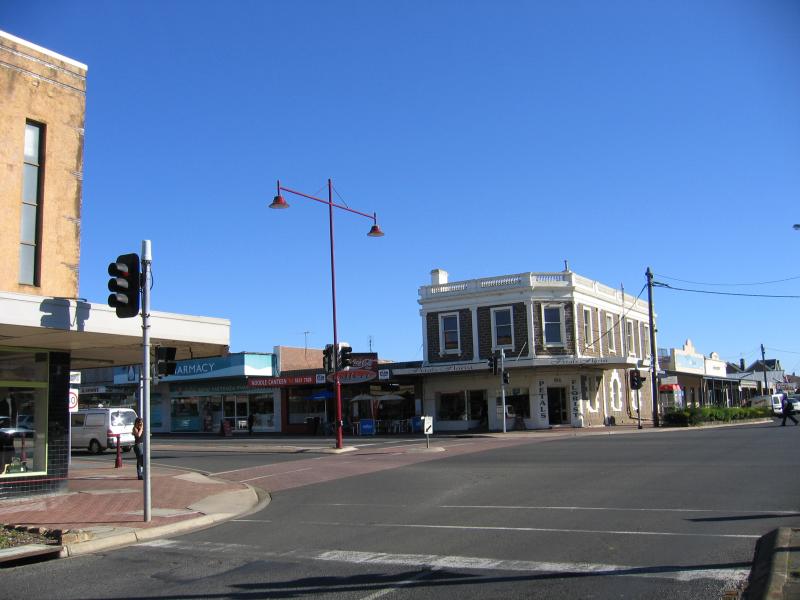 Portland - Shops around Percy Street: View west along Henty St at Percy St