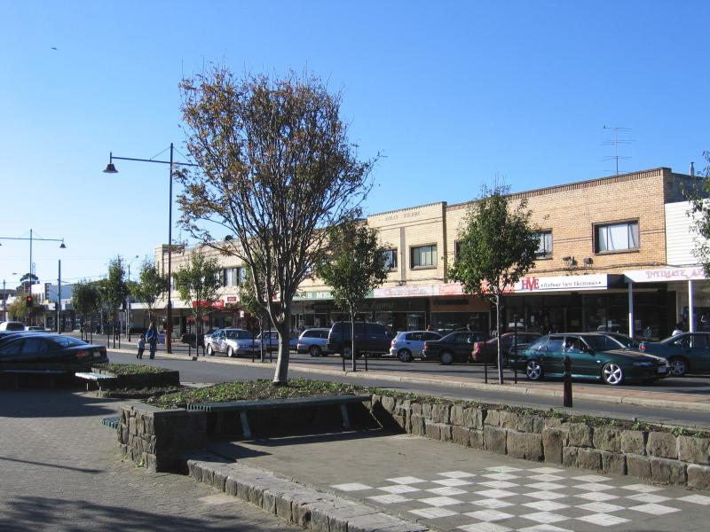 Portland - Shops around Percy Street: View north along Percy St towards Henty St