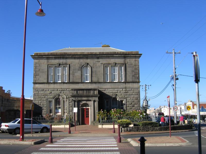 Portland - Shops around Percy Street: View east along Julia St at Percy St