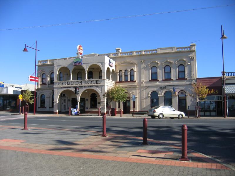 Portland - Shops around Bentinck Street: Gordon Hotel, Bentinck St