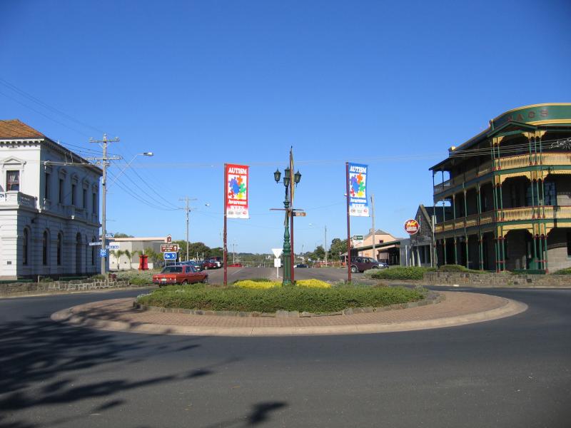 Portland - Shops around Bentinck Street: View south along Bentinck St at Gawler St