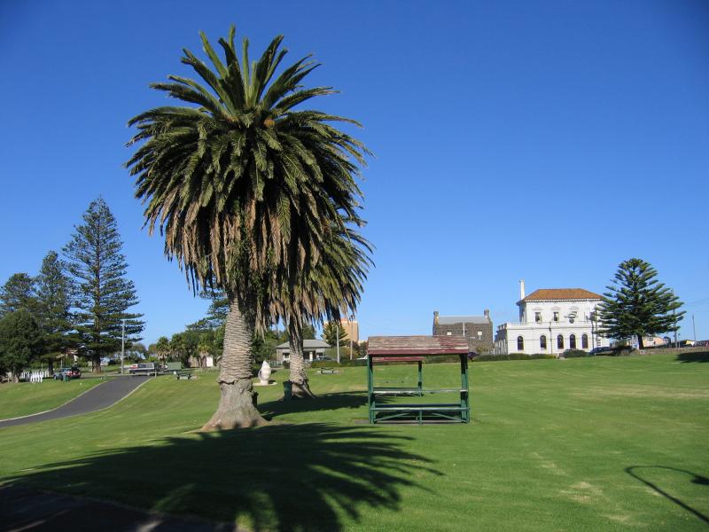 Portland - Foreshore and coastal attractions on Lee Breakwater Road: View south through park between Bentinck St and Lee Breakwater Rd towards Cliff St