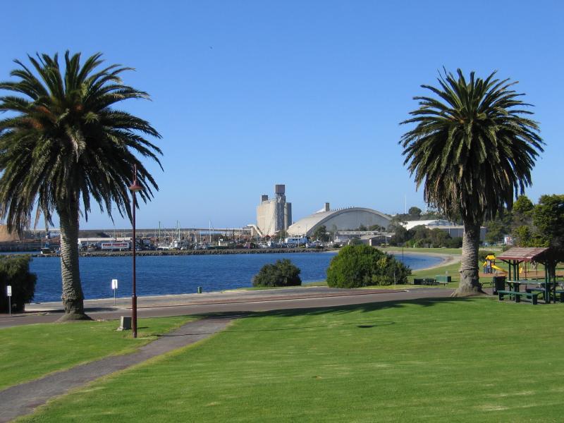 Portland - Foreshore and coastal attractions on Lee Breakwater Road: View east across Lee Breakwater Rd near Cliff St and Bentinck St