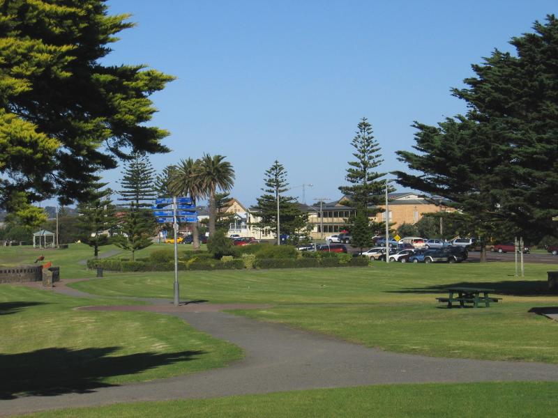 Portland - Foreshore along Bentinck Street above Nuns Beach and marina - View south along foreshore between Fern St and Townsend St