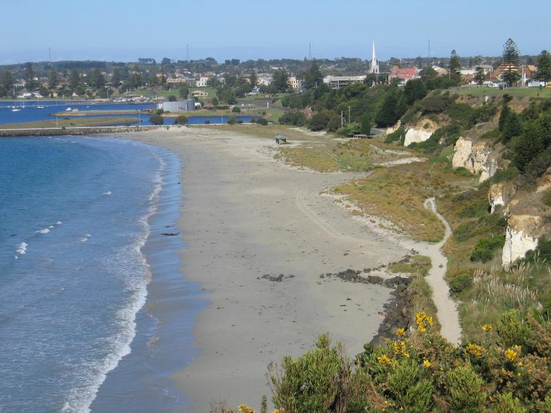 Portland - Whalers Bluff Lighthouse and coastal views, Lighthouse Street: View south along Nuns Beach and foreshore